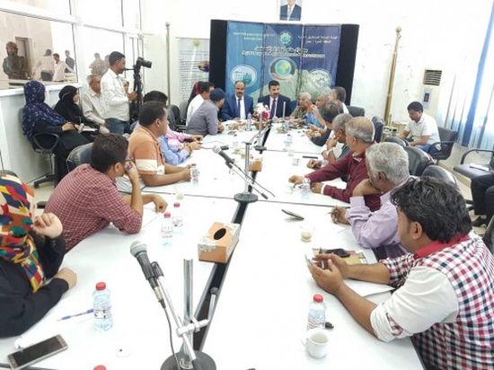 محافظ عدن يناقش آخر الجهود المبذولة لتأمين حركة الشاحنات