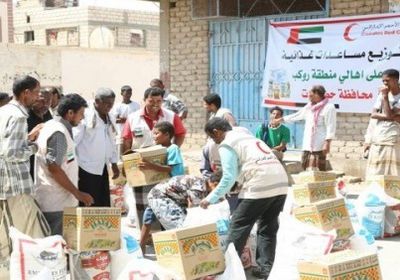 الهلال الأحمر الإماراتي يوزع مساعدات إنسانية على موظفي المكلا
