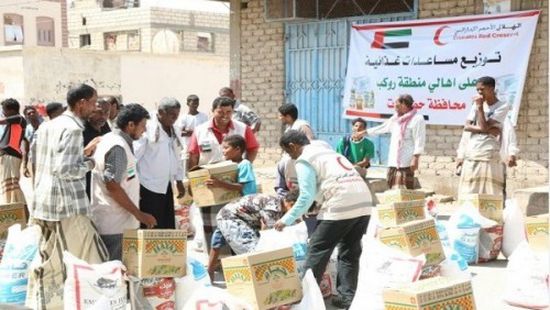 الهلال الأحمر الإماراتي يوزع مساعدات إنسانية على موظفي المكلا