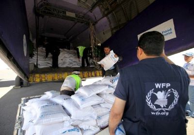 «الأغذية العالمي» يفضح الحوثيين ويكشف عن عدد المراكز التي تسرق المساعدات