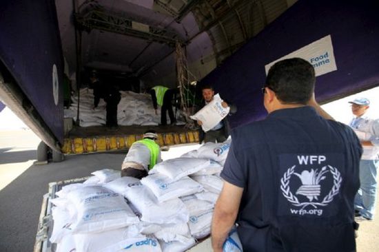 «الأغذية العالمي» يفضح الحوثيين ويكشف عن عدد المراكز التي تسرق المساعدات