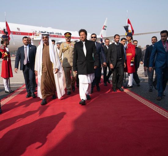 بن زايد يصل باكستان ويلتقي رئيس الوزراء