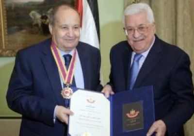 الرئيس الفلسطيني يمنح الكاتب وحيد حامد وسام الثقافة 
