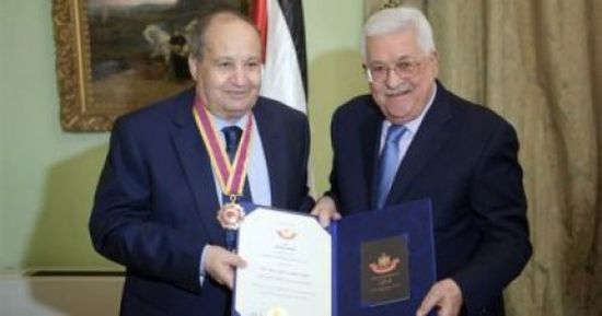 الرئيس الفلسطيني يمنح الكاتب وحيد حامد وسام الثقافة 