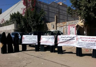 أمهات المختطفين تطالب "جريفيث" عدم السماح لأي طرف بخرق اتفاق السويد