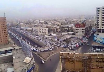 شاهد.. صورة لمعلم يمني تُثير الجدل داخل منصات التواصل