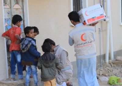 الهلال الإماراتي يقدم ألف سلة غذائية لـ5 آلاف يمني بصحراء حضرموت (صور)