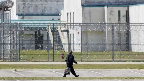 العثور على سجين مدان بالإعدام مذبوحا داخل زنزانته بأمريكا