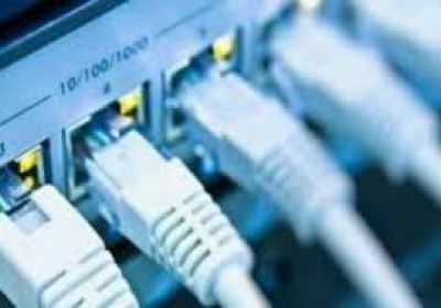 صحافي يكشف سبب قطع الحوثي للإنترنت باليمن