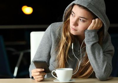 دراسة تحذر: وسائل التواصل تصيب المراهقات بالاكتئاب
