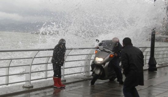 لبنان تحذر من الاقتراب من الكورنيش البحري بسبب الرياح