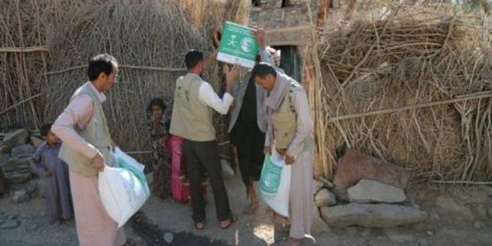 توزيع 600 سلة غذائية للنازحين في مأرب