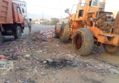 تواصل إزالة المخلفات والقمامة بلودر