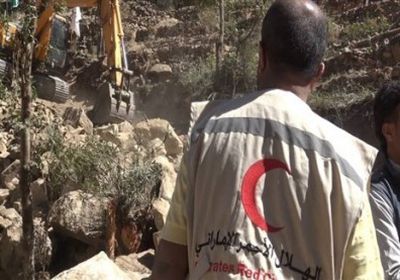 "الهلال الأحمر الإماراتي" يعبد طريقاً في تعز لينهي معاناة أهالي المدينة