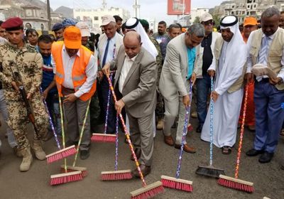 بمسؤولين من الهلال الإماراتي.. انطلاق حملة نظافة شاملة بعدن