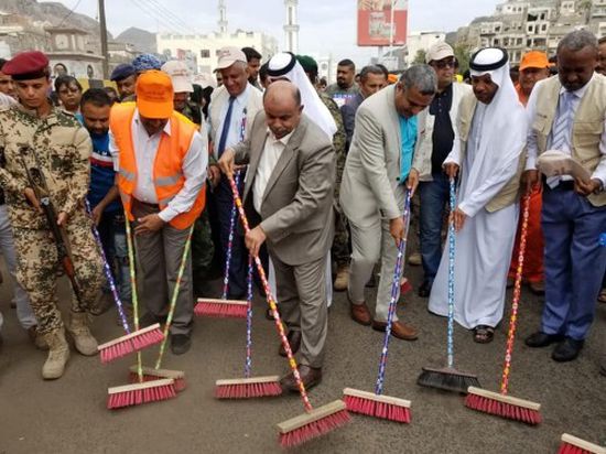 بمسؤولين من الهلال الإماراتي.. انطلاق حملة نظافة شاملة بعدن