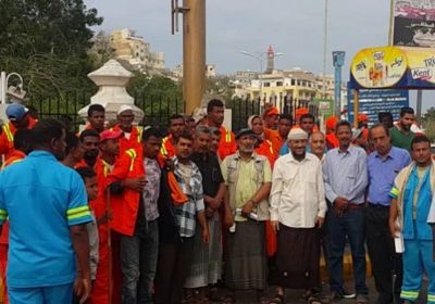  «لأجلك يا عدن كلنا عمال نظافة».. شعار حملة في التواهي