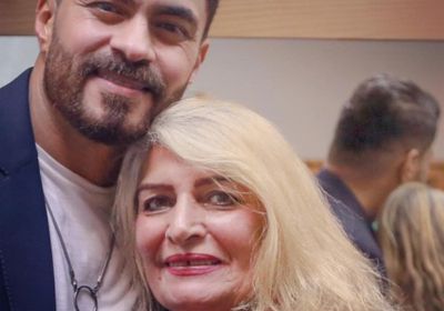 الفنان خالد سليم يحتفل بعيد ميلاد والدته