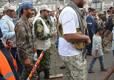 أبناء عدن يطلقون حملة " لأجلك كلنا عمال نظافة "