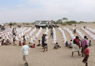 الهلال الإماراتي يوزع 120 طناً من المواد الغذائية في الحديدة (صور)