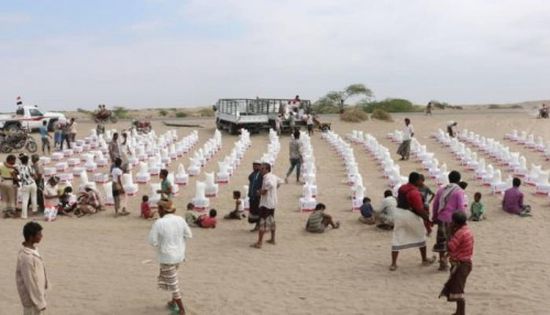 الهلال الإماراتي يوزع 120 طناً من المواد الغذائية في الحديدة (صور)