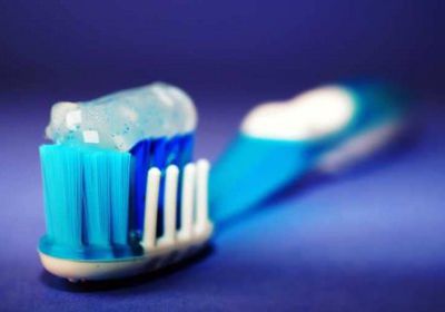 تعرف على علاقة تنظيف الأسنان بخصوبة الرجال