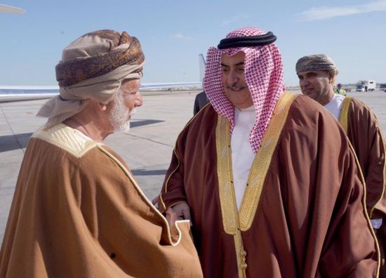 وزير الخارجية البحريني يلتقي نظيره العُماني