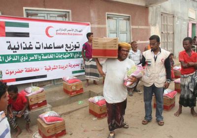 لليوم الثالث على التوالي.. الهلال الأحمر الإماراتي يوزع المساعدات على أهالي حضرموت