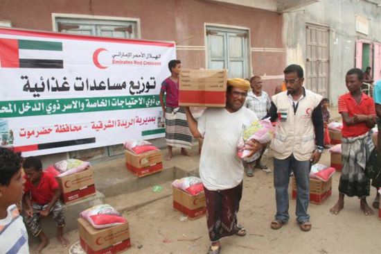 لليوم الثالث على التوالي.. الهلال الأحمر الإماراتي يوزع المساعدات على أهالي حضرموت