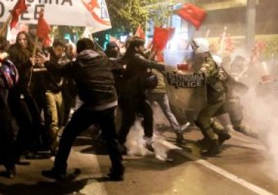  الشرطة اليونانية تطلق الغاز المسيل للدموع لتفريق مئات المعلمين