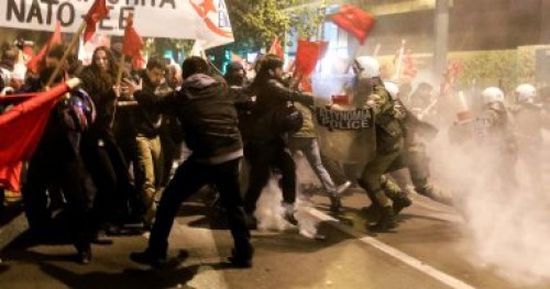  الشرطة اليونانية تطلق الغاز المسيل للدموع لتفريق مئات المعلمين