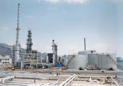  أول بيان من شركة مصافي عدن بشأن حريق أحد خزانات الوقود