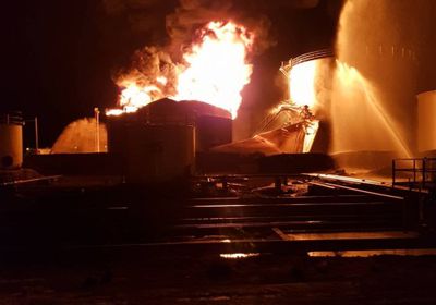 اللقطات الأولى من حريق مصافي عدن (فيديو)