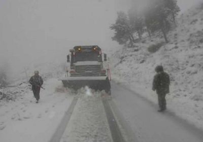 لتساقط الثلوج حركة المرور تتعطل بالجزائر