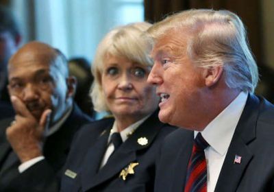 أمريكا.. ترامب يتراجع مؤقتًا عن إعلان حالة الطوارئ بالبلاد