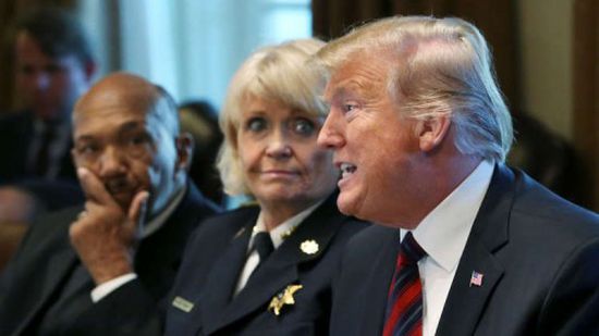 أمريكا.. ترامب يتراجع مؤقتًا عن إعلان حالة الطوارئ بالبلاد