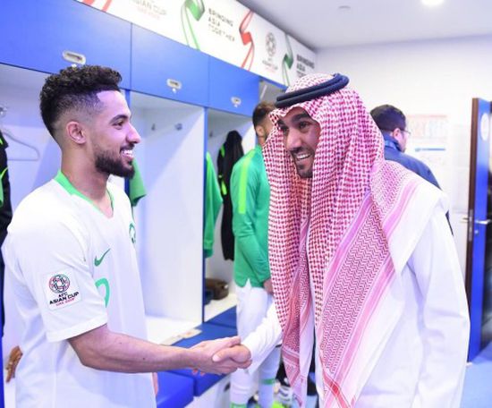 الأمير عبدالعزيز يهنئ المنتخب السعودي بالفوز   