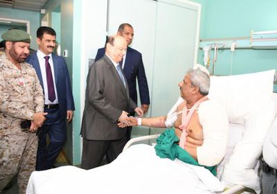 أثناء رحلة علاجهما..هادي يزور محافظ لحج ومدير الكلية العسكرية بالرياض