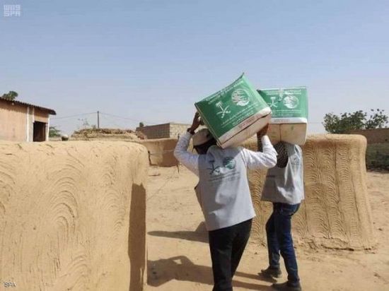 مركز الملك سلمان يوزع 400 سلة غذائية على النازحين في محافظة حجة