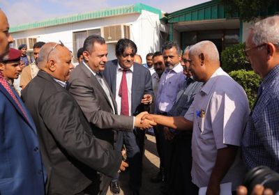 أول تعليق من معين عبدالملك على حريق مصافي عدن