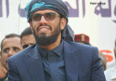 بن بريك يجري اتصالا هاتفيا بأسرة الشهيد طماح