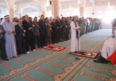 شاهد.. الآلاف يؤدون صلاة الجنازة على الشهيد طماح 