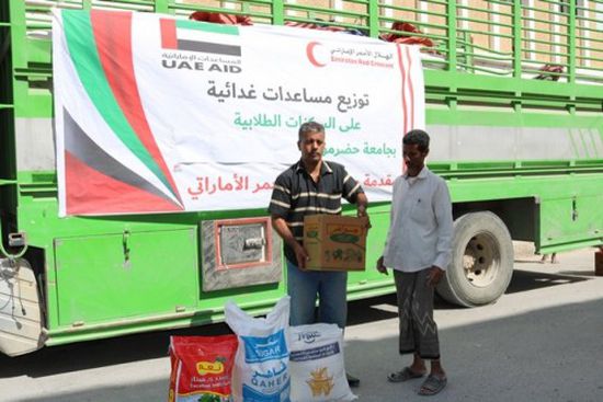 الهلال الإماراتي يقدم مساعدات إنسانية لنازحي عدن ولحج
