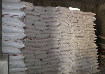 مقدمة من الصليب الأحمر.. الحوثي ينهب 42 ألف سلة غذائية لأهالي زبيد 