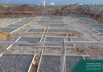 البرنامج السعودي ينتهي من وضع أساسات مدرسة في حديبو سقطرى