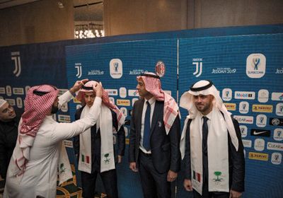 لاعبو ميلان ويوفنتوس يرتدون الشماغ السعودي.. صور