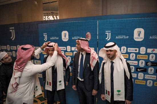لاعبو ميلان ويوفنتوس يرتدون الشماغ السعودي.. صور