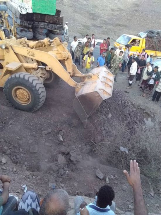 بعد توقفه ساعات.. إعادة الحركة لخط السير بردفان