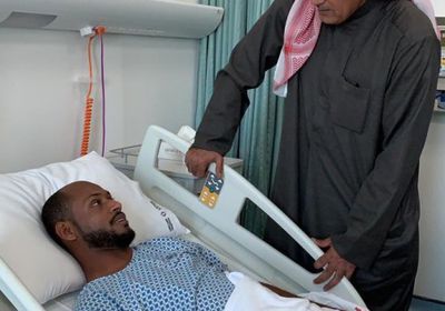 الرميثي يزور حارس المنتخب اليمني في أحد مستشفيات أبوظبي