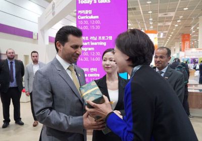 وزيرة التعليم الكورية تزور منصة الإمارات في معرض سيؤول